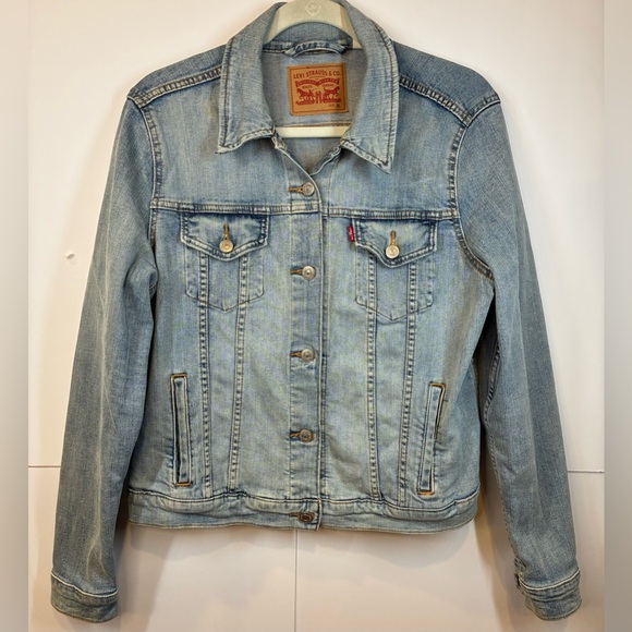 Levi's Jackets & Blazers - Levi's Light Wash Denim Trucker Jacket Women’s XL Cropped Button Front Classic